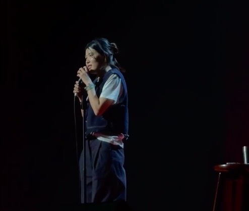 维海配资 杨笠把脱口秀专场开进了体育馆 喜剧不再是单向表演